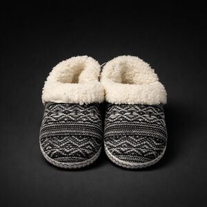 Muk Luks Knit Slippers with Faux Fur Lining Size Medium 7-8